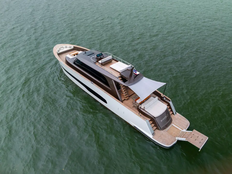 HIDEOUT at anchor, seen from directly above: sunbeds fore and aft, and the deck clear to the swim platform.